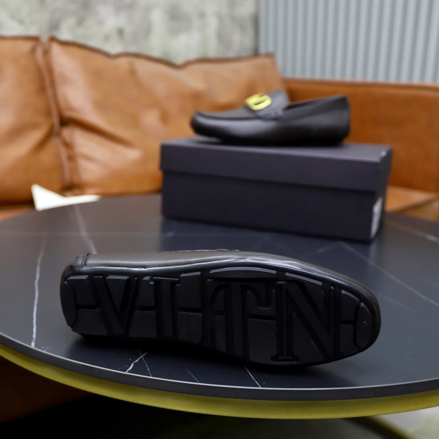 Men's shoes: 640💰VALENTINO, made of imported cowhide with imported water-dyed cow lining, iconic hardware and iconic wear-resistant outsole. 38-45 (customized at 45) VALENTINO packaging All orders enjoy the brand’s iconic product packaging